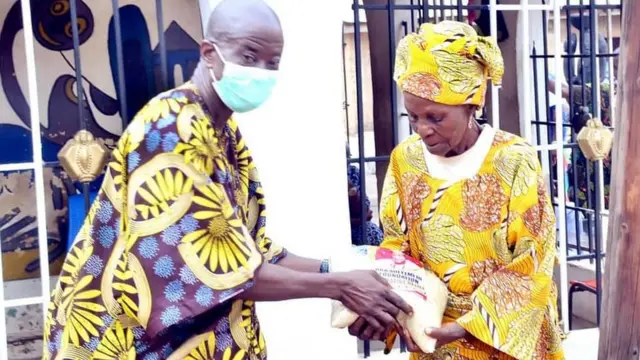 Iya arugbo kan n tẹwọ gba ipin ounjẹ tirẹ