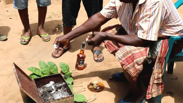 Igbo Divination System: Gịnị bụ ịgba afa na uru ọ baara? - BBC News Ìgbò