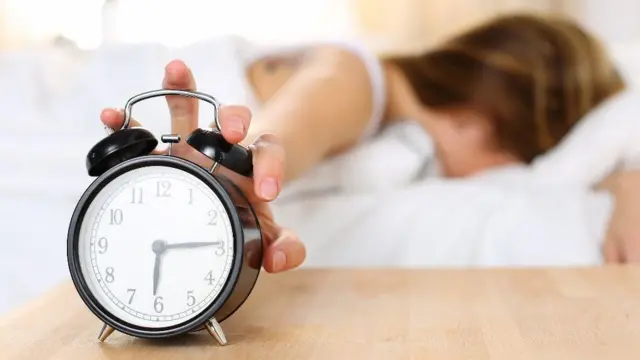 ساعة وامرأة تضغط عليها