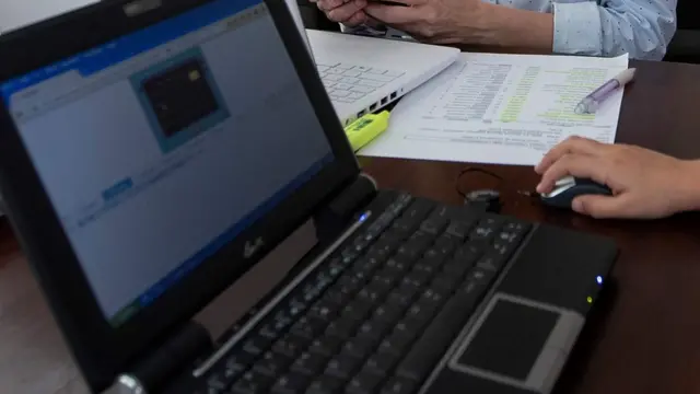 ٹیچر نے بچوں کو واٹس ایپ پر مثالیں بھیجی تھیں (فائل فوٹو)