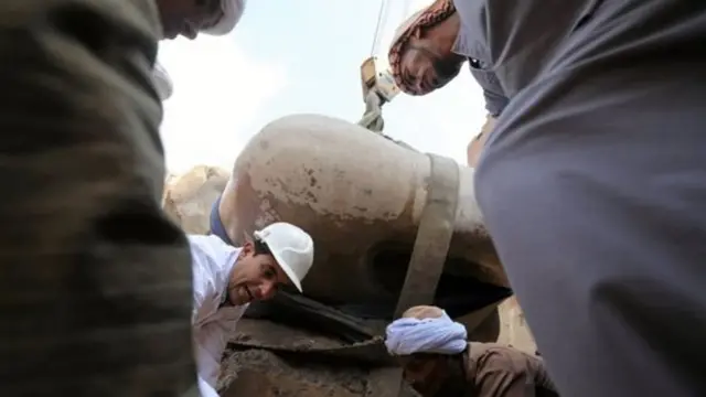 Mutanen da ke kokarin dago mutum-mutumin