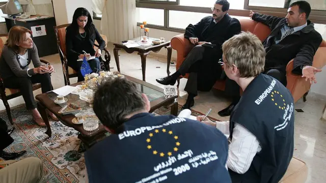 ইউরোপীয় ইউনিয়নের নির্বাচন পর্যবেক্ষক দল নির্বাচনী কর্মকর্তাদের সাথে গাযা সিটিতে বৈঠক করছেন - ৪ জানুয়ারি ২০০৬