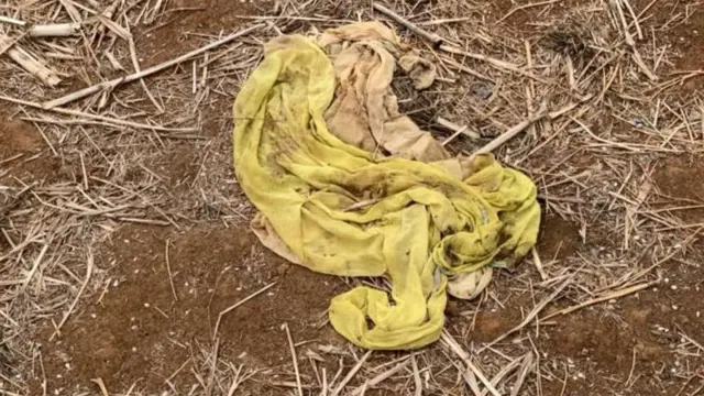 विहिरीजवळ पडलेला कपडा