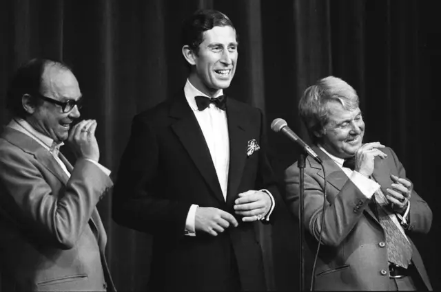 A duplagusttavo lima casa de apostacomediantes Morecambe e Wise divide o palco com o príncipe Charles durante seu especial Royal Charity Show; eles sorriem