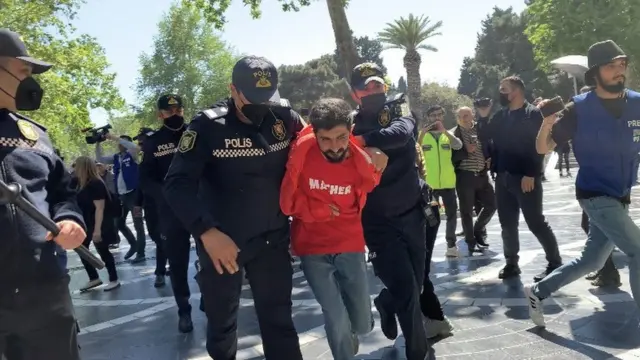 Etirazçı və polis