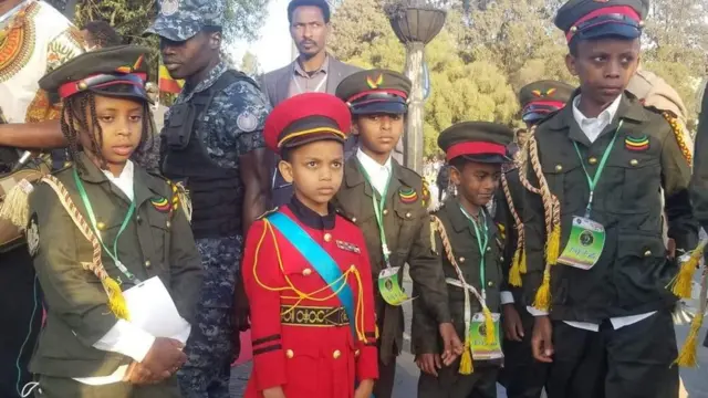 126ኛው አድዋ ድል በዓል ለማክበር በምኒሊክ አደባባይ የተገኙ ታዳጊዎች።