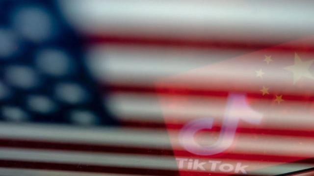 美国和中国国旗上的TikTok倒影