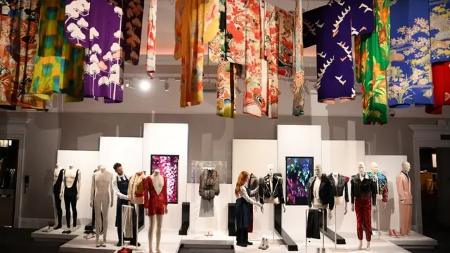 Mnogo njegove glamurozne odeće je na prodaju