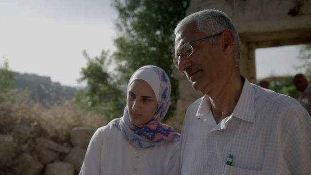 Nasir Sohail y su hija Sohar visitan Lifta, la antigua aldea de donde procede su familia.