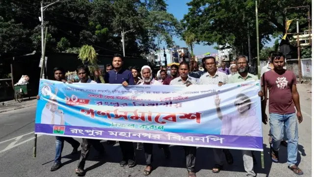 মিছিলে মিছিলে সমাবেশ-স্থলে নেতা-কর্মীদের ঢল নামে।