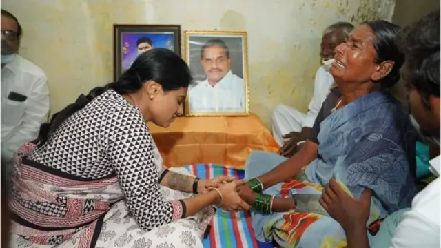 కొప్పు రాజు కుటుంబాన్ని పరామర్శించిన షర్మిల