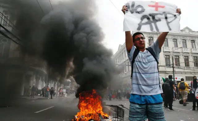 Joven con un cartel contra las AFP