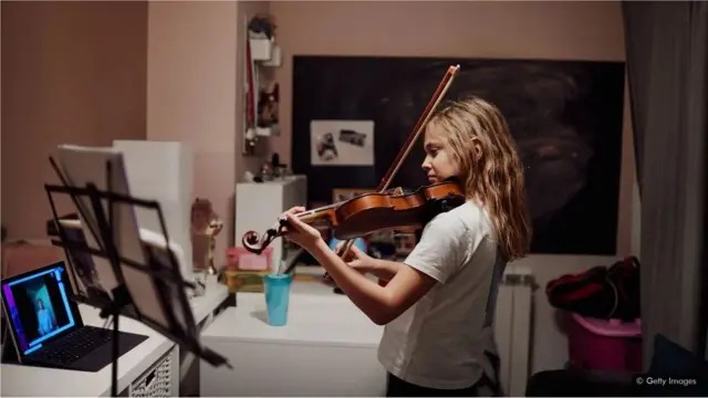 వయొలిన్ వాయిస్తున్న యువతి