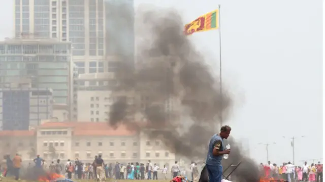 অসন্তোষে ক্ষমতা ছেড়েছেন মাহিন্দা রাজপাকশা।