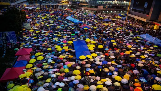 ผู้ประท้วงหลายหมื่นคนกางร่มระหว่างการประท้วงเรียกร้องประชาธิปไตยเมื่อวันที่ 28 ต.ค. 2014