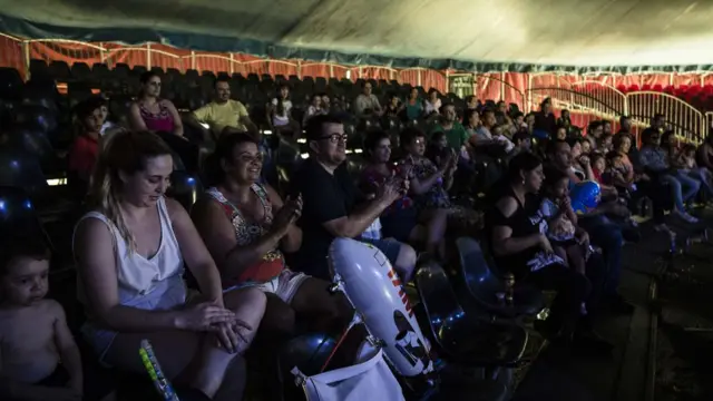 Circo durante espetáculo na zona leste