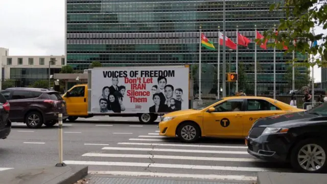 تبلیغات متحرک در اطراف سازمان ملل اجاره شده که از وضعیت حقوق بشر در ایران انتقاد می کند