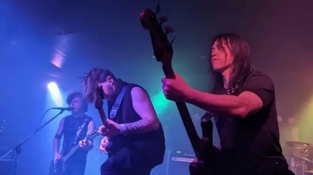 楊海濤(左)與另一位樂手Willy Krieg Tai (右)組成了樂團,在疫情期間,一人在台北,一人在美國田納西州隔海合作創作。