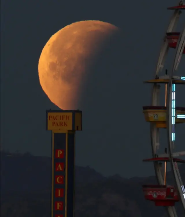 القمر الأزرق الدموي العملاق