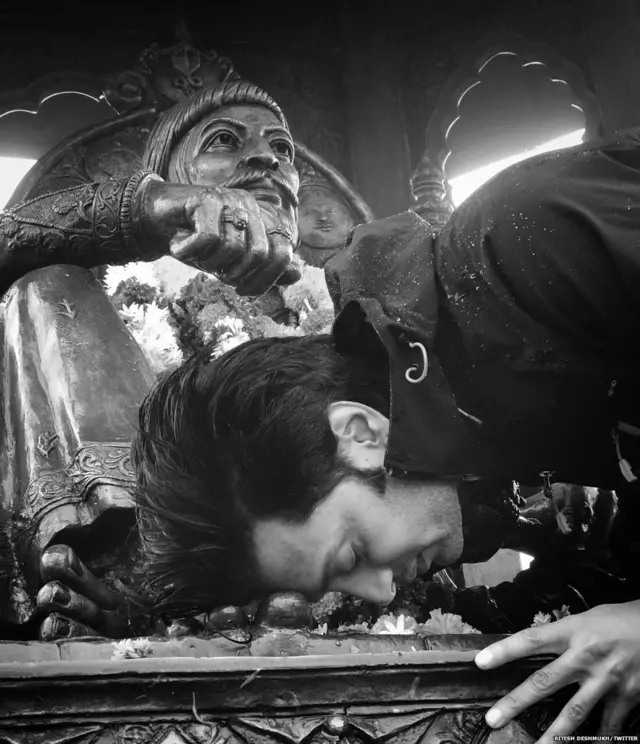 छत्रपती शिवाजी महाराजांच्या पुतळ्याचं दर्शन घेताना अभिनेता रितेश देशमुख