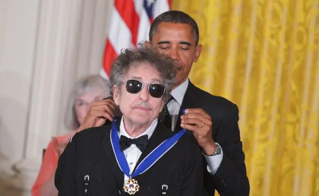 El presidente de EE.UU., Barack Obama, poniéndole la Medalla de la Libertad a Bob Dylan en 2012.