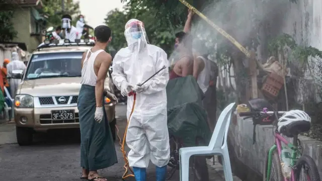 ခဝဲခြံ ၂ လမ်းကို အသွားအလာကန့်သတ်ထားပြီး ပိုးသတ်ဆေးတွေ နေ့တိုင်းဖြန်းနေ