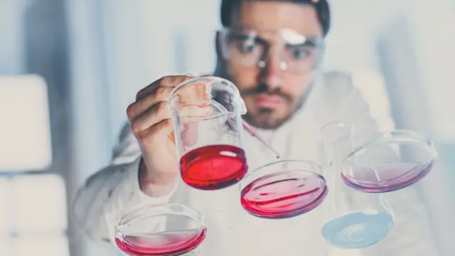 Un científico en un laboratorio