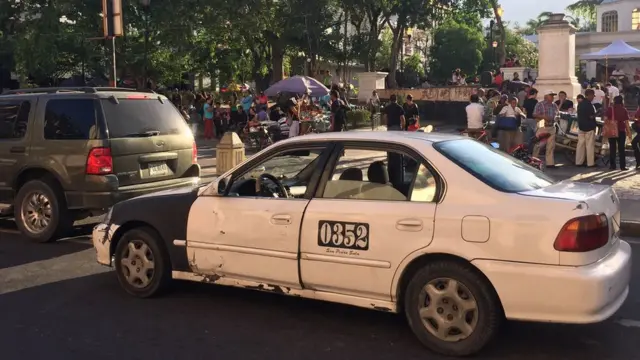 Taxi en parque central de San Pedro Sula.