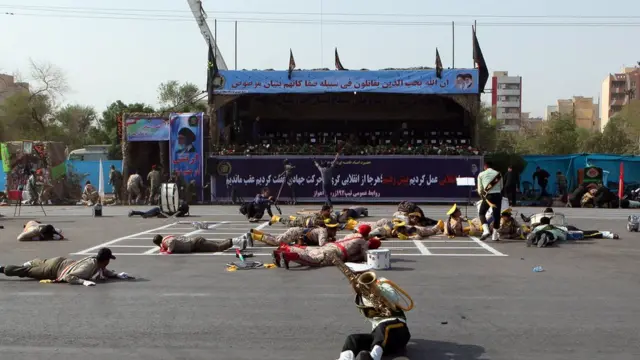 حاول المهاجمون استهداف المسؤولين العسكريين الجالسين في منصة الاستعراض