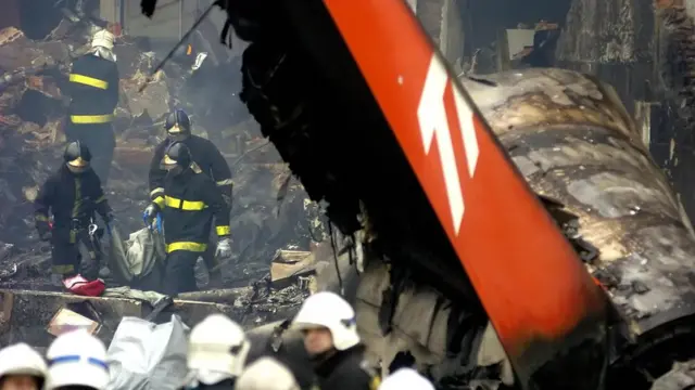 Bombeiros trabalhando no prédio da TAM