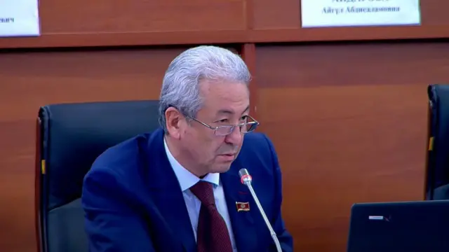 Адахан Кимсанбаев регламент бузулуп жатканы үчүн юстиция министрин сабатсыз деп сындады.