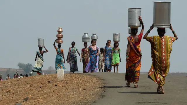 પાણી ભરવા જતી મહિલાઓ