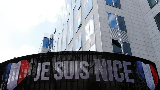 El presidente francés François Hollande, calificó lo ocurrido de "ataque terrorista".