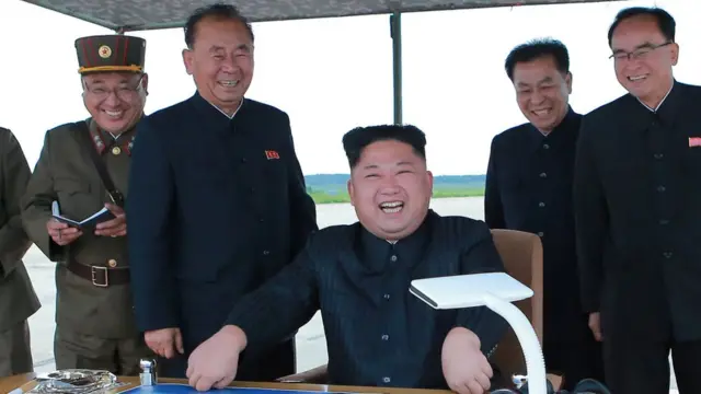 朝鲜领导人金正恩观摩导弹发射。白宫称，美韩领导人周五在电话中讨论了朝鲜"持续破坏稳定和升级的行为"。