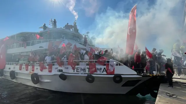 Mitinge çok sayıda kişi motorlarla geldi