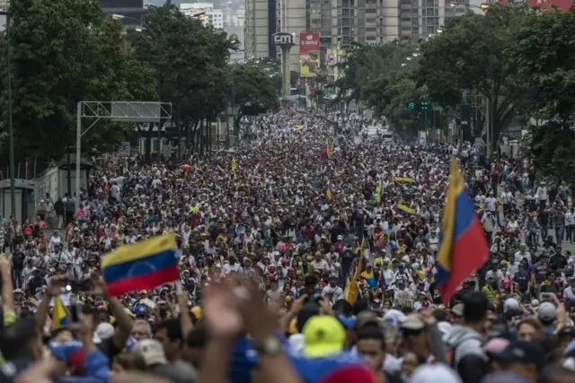 تجمع مئات الآلاف من المعارضين للرئيس الفنزويلي الحالي نيكولاس مادورو في كاراكاس مطالبين باستقالته. 23 يناير/كانون الثاني 2019