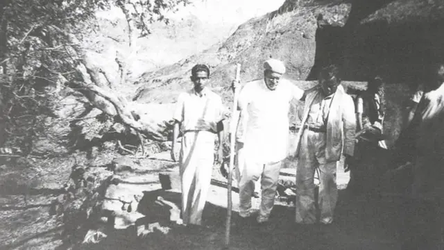 मुंबईच्या कान्हेरी गुहेत डॉ. आंबेडकर फेरफटका मारताना. (1952 - 53)