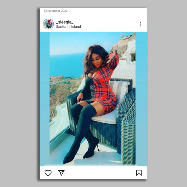 Une femme assiste sur une chaise.