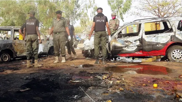 Полиция осматривает место взрыва