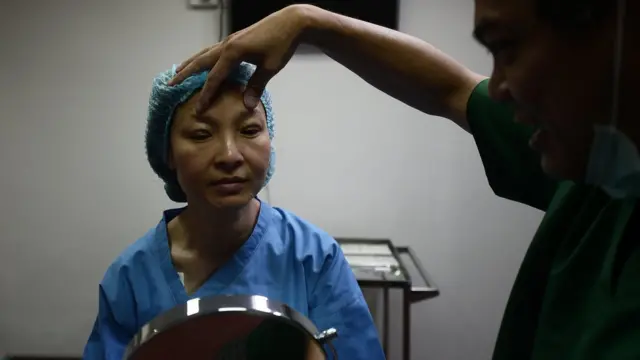 นพ.อดุลย์ชัย สอนวิธีการที่ทำให้คนไข้หยุดนิสัยเลิกคิ้ว