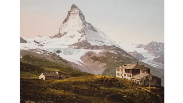 Hotel Riffelhaus, en Riffelberg, Suiza, con el monte Cervino en el fondo, foto tomada en 1893. Swiss Camera Museum Collections