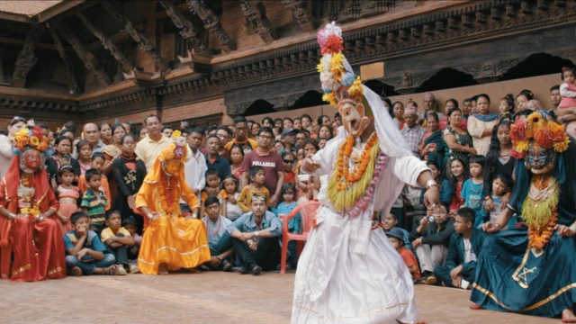 جمعیت نپال عمدتا هندو است، اما شمار قابل توجهی هم بودایی هستند. پیروان این دو دین که قرن هاست در کنار هم زندگی می کنند، نه تنها از معابد و حتی کاهنان یکدیگر استفاده می کنند، بلکه هر دو، کوماری را زیارت می کنند.