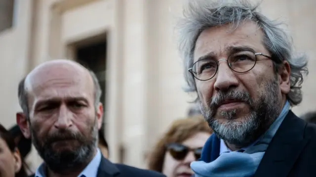 Erdem Gül ve Can Dündar katıldıkları bir duruşma önce İstanbul Adliyesi önünde açıklama yapıyor.