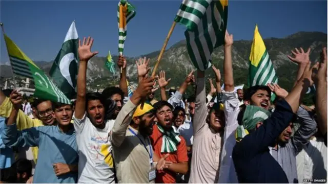 पाक प्रशासित कश्मीर की राजधानी मुज़फ़्फ़राबाद में रैली
