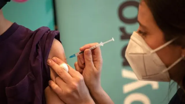 ஊசி போட்டுக் கொள்ளும் பெண்.