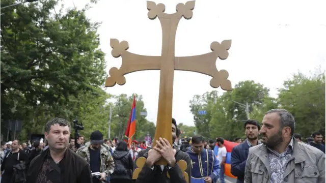 крестный ход во время революции 2018 года в Ереване