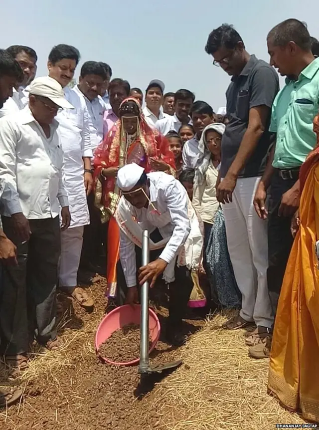 श्रमदान करताना शीतल आणि नानासाहेब