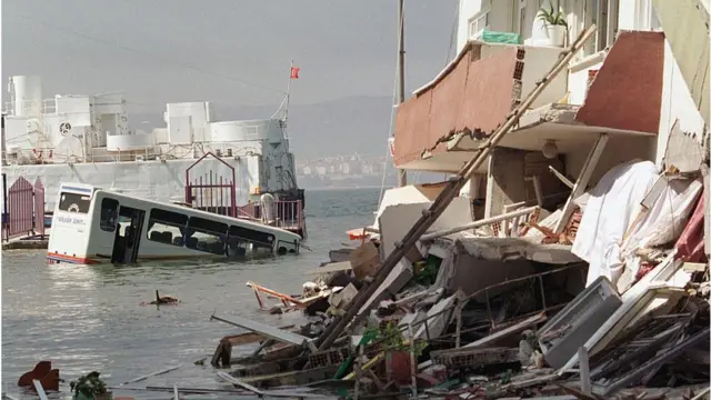 Edificios destruidos junto al Mármara.