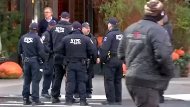 Ndị uweojii nọ n'ihu ụlọ oriri Tribeca Grill na New York