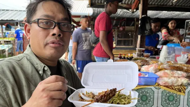 Nasi goreng dan sate ayam yang dijual di Pasar Saoenah, Paramaribo